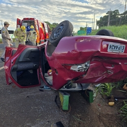 Homem fica ferido após capotar carro na rodovia PR-317