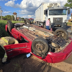 Homem fica ferido após capotar carro na rodovia PR-317