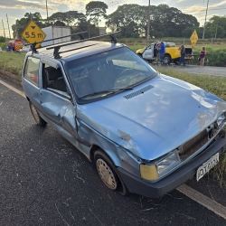 Homem fica ferido após capotar carro na rodovia PR-317