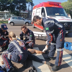 Motociclista fica gravemente ferido ao sofrer acidente na Avenida Colombo