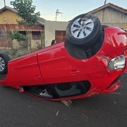 Casal e duas crianças são socorridas em Sarandi após motorista provocar capotamento