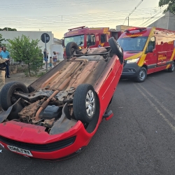 Casal e duas crianças são socorridas em Sarandi após motorista provocar capotamento