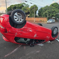 Casal e duas crianças são socorridas em Sarandi após motorista provocar capotamento