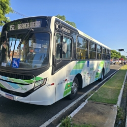 Mulher de 25 anos fica em estado gravíssimo após ser atropelada por ônibus coletivo