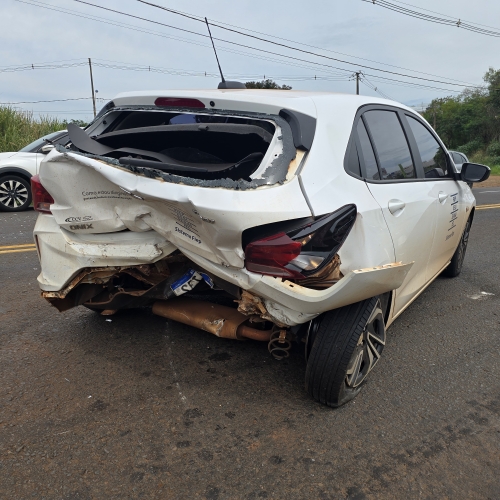 Motorista causa acidente grave após realizar conversão proibida no Contorno Sul