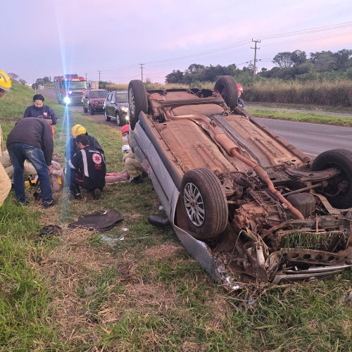 Mulher de 65 anos fica ferida após carro capotar na rodovia BR-376