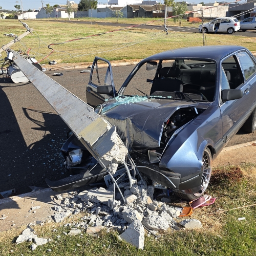 Motorista destrói carro ao bater contra poste da Copel
