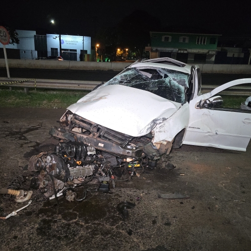 Dois homens ficam feridos após carro capotar por várias vezes no Contorno Norte