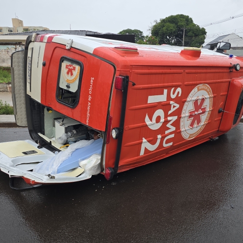 Motorista de ambulância invade preferencial e causa acidente em Maringá