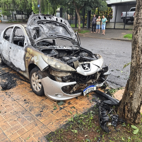 Motorista se joga de veículo em chamas em Maringá