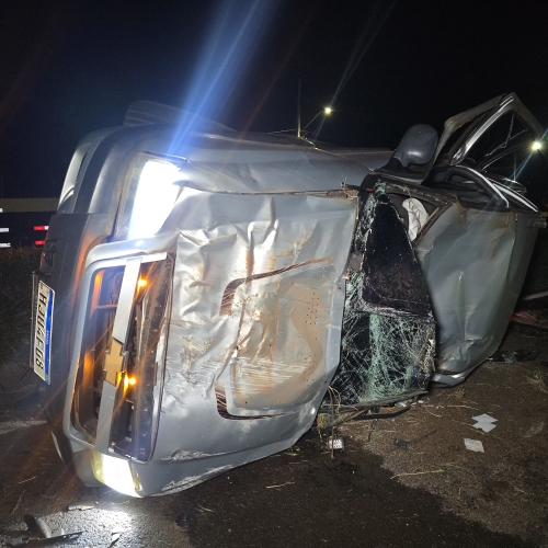 Motorista se machuca ao capotar caminhonete na rodovia PR-317