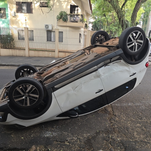 Motorista invade preferencial e causa capotamento na zona 7