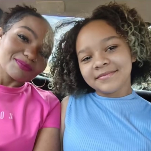 Motociclista que morreu em acidente é sepultada; filha está em coma