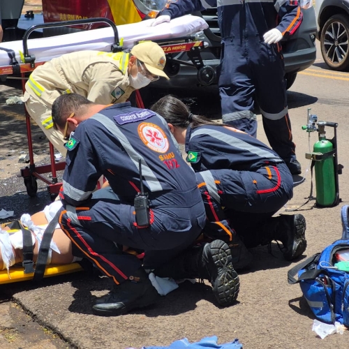 Colisão frontal entre carro e moto deixa motoboy gravemente ferido