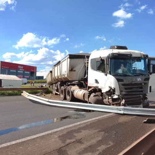 Batida entre carreta e caminhão deixa pista do Contorno Norte interditada