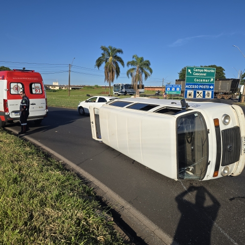 Kombi com trabalhadores tomba na rodovia após mulher provocar acidente