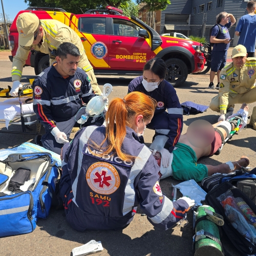 Motociclista passa no semáforo vermelho e sofre acidente gravíssimo em Maringá