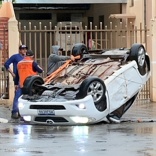 Mulher engata marcha ré e capota carro em avenida de Paiçandu