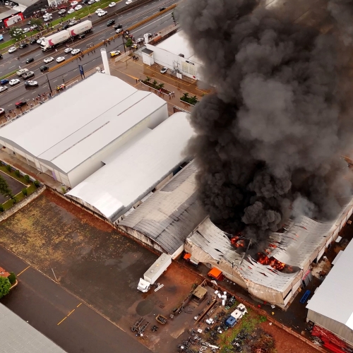 Incêndio destrói fábrica de autopeças de caminhão em Maringá