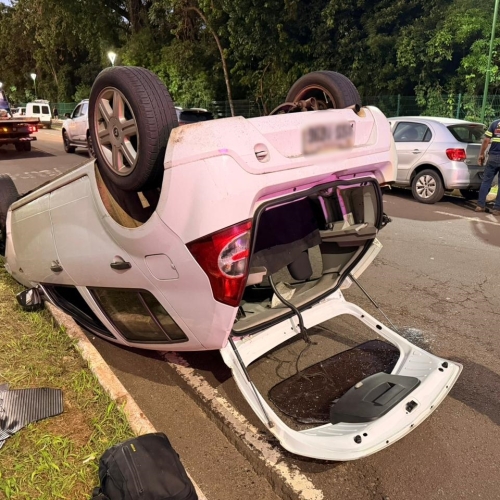 Carro capota após colidir na traseira de outro automóvel estacionado