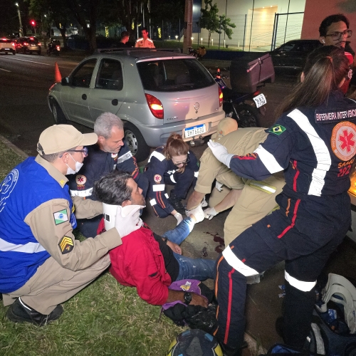 Motoboy sofre acidente ao bater na traseira de carro na Avenida Colombo