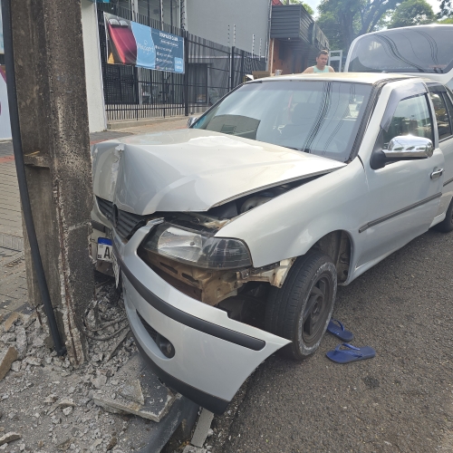 Mulher de 23 anos é socorrida após bater carro contra poste