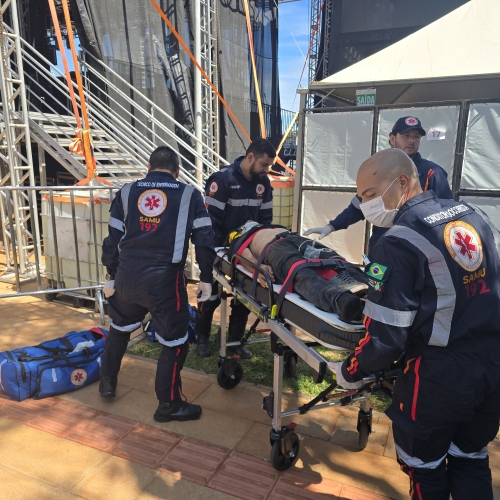 Homem sofre ferimentos graves após sofrer queda de escada