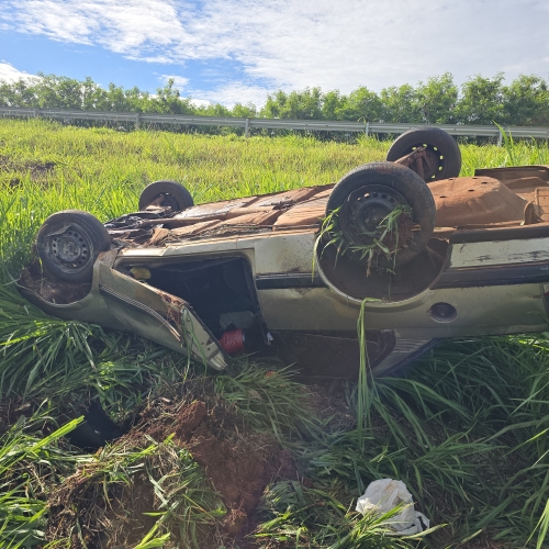Casal fica ferido em acidente que deixou dois carros capotados na rodovia de Paiçandu