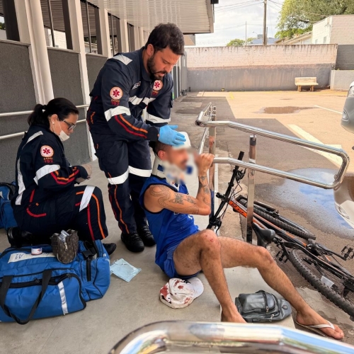 Trabalhador pede ajuda no plantão de delegacia após ser brutalmente agredido durante assalto