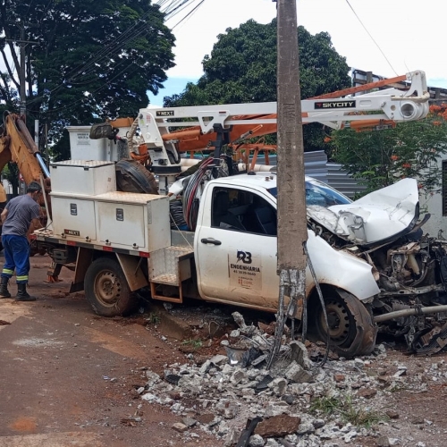 Veículo de empresa terceirizada da Copel se envolve em acidente na cidade de Sarandi
