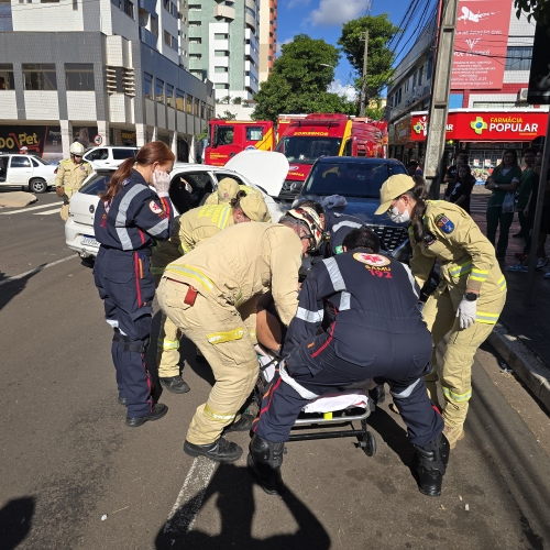 Dois adultos e uma criança ficam feridos após motorista invadir preferencial no centro de Maringá