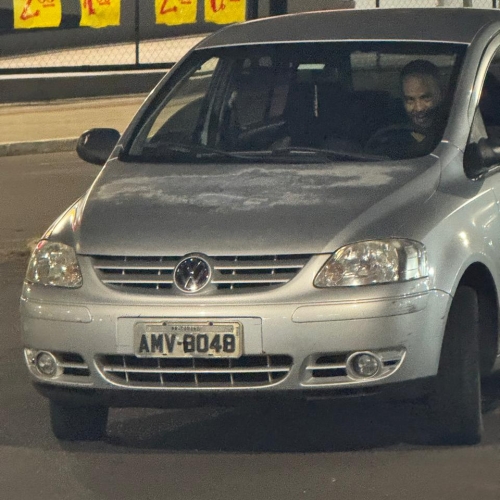 Motorista que subiu com carro na calçada para furtar espeto é identificado pela polícia