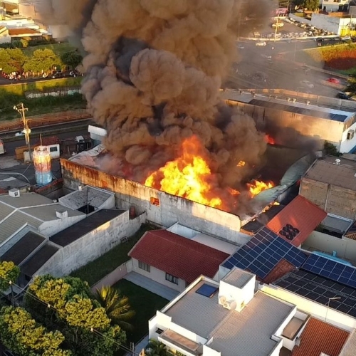 Incêndio de grandes proporções destrói empresa de móveis para escritório