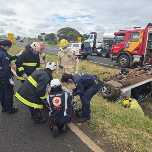 Mulher fica ferida ao capotar automóvel na rodovia de Mandaguaçu