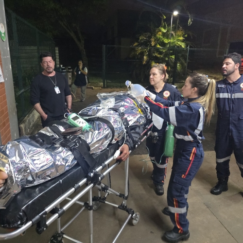 Motociclista é internado em estado gravíssimo após motorista invadir preferencial