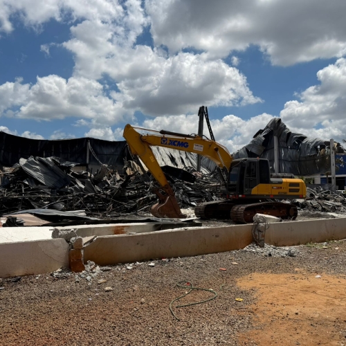 Barracão destruído por incêndio em Maringá é demolido quase dois meses após tragédia