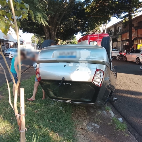Socorristas são acionados após carro capotar em Maringá