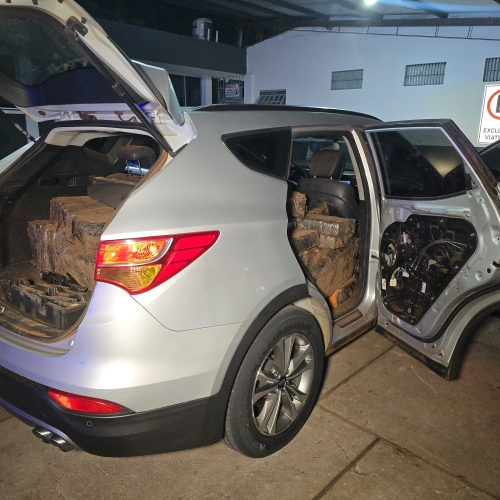 PRF apreende carro com mais de meia tonelada de maconha na cidade de Floresta