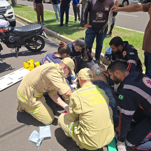 Acidente entre carro e moto deixa motoboy gravemente ferido em Maringá