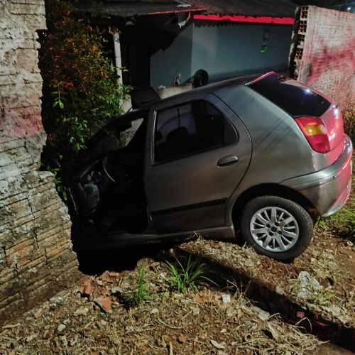 Carro invade quintal de residência após motocicleta invadir preferencial