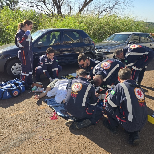 Mulher de 54 anos fica ferida ao ser atropelada por empilhadeira