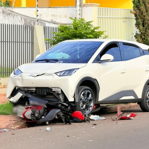 Moto fica debaixo de automóvel após colisão em cruzamento da zona 2