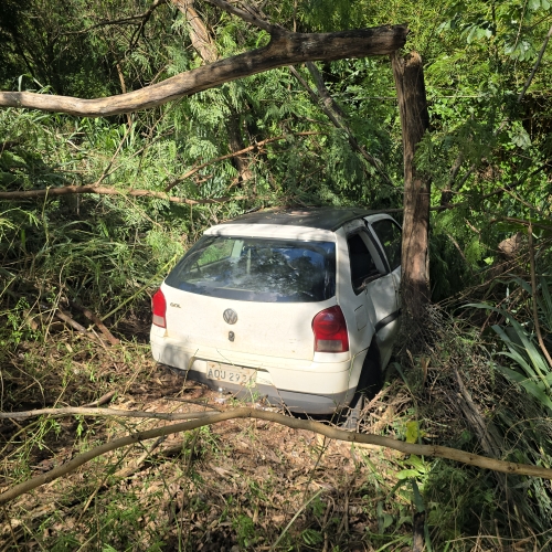 Motorista perde controle, atravessa rua e cai em fundo de vale em Maringá