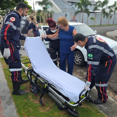Idosa de 86 anos é socorrida após motorista invadir preferencial