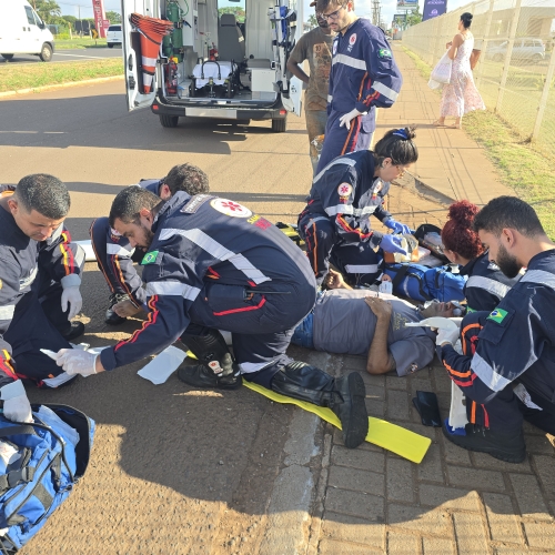 Homem sofre fratura grave ao ser atropelado por carro na frente de shopping atacadista