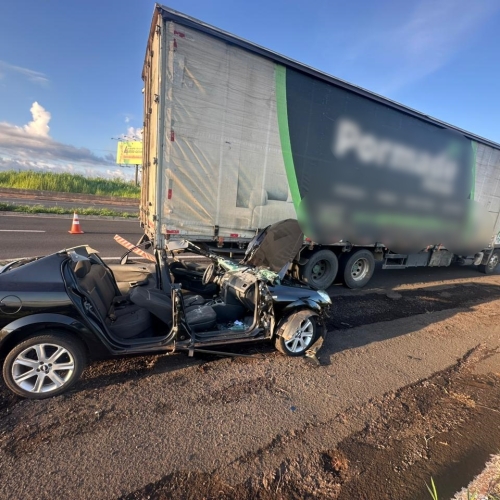 Colisão entre caminhão e automóvel na rodovia de Marialva deixa motorista ferido