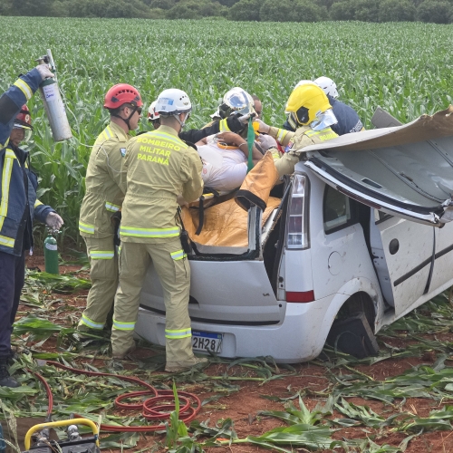Homem sofre trauma de crânio após carro capotar várias vezes na PR-317