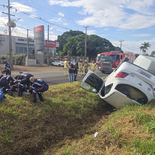 Mulher é socorrida após capotar veículo na PR-317, em Maringá