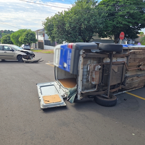 Fiorino tomba após batida em cruzamento no Jardim Santa Helena