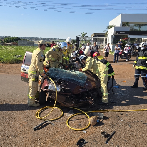 Grave acidente no Contorno Sul de Maringá deixa motorista preso às ferragens